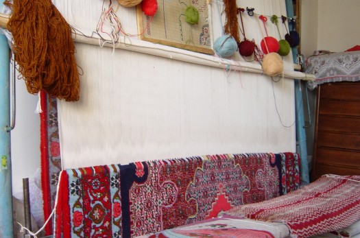 ۱۷۴ تخته فرش دستباف توسط مددجویان کمیته امداد خراسان جنوبی بافته شد