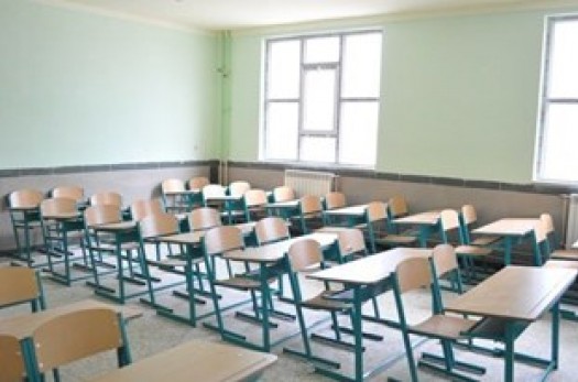 کمبود فضاهای آموزشی در آرین‌شهر/ مسؤولین آموزش‌وپرورش برای دانش‌آموزان این شهرستان فکری بکنند