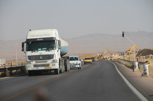 تردد خودروهای سنگین در محور بیرجند - قاین محدود شد