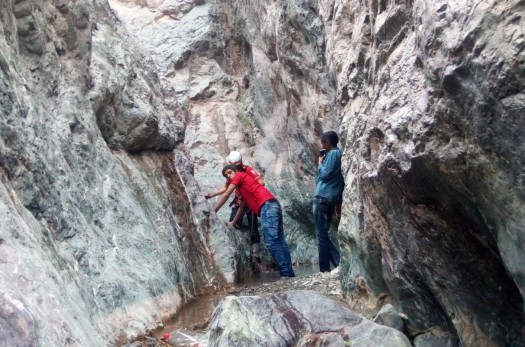 نجات ۳ نوجوان گرفتار در ارتفاعات "چارده" بیرجند