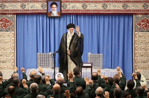 امام خامنه‌ای: کاهش تعهدات هسته‌ای را با جدیت ادامه خواهیم داد/ آمریکایی‌ها برای دیدار با رئیس‌جمهور ایران به التماس افتادند