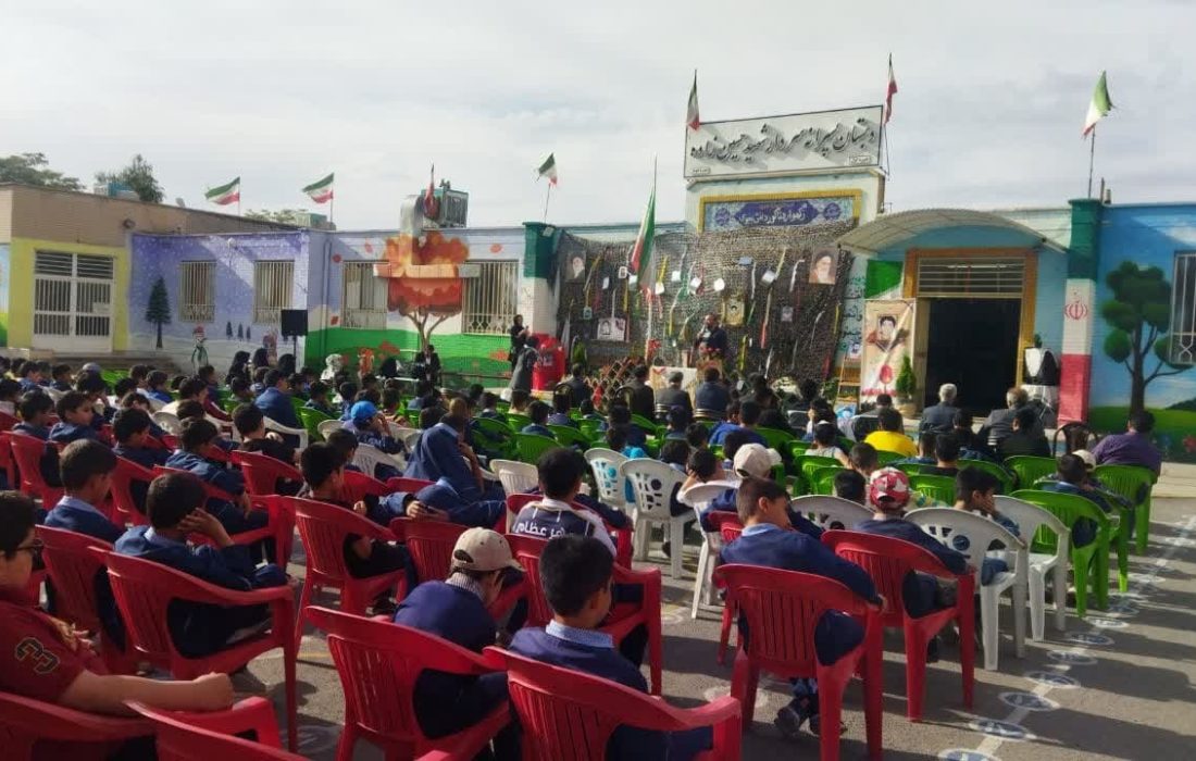 برگزاری یادواره لاله های روشن در دبستان پسرانه سردار شهید حسین زاده بیرجند