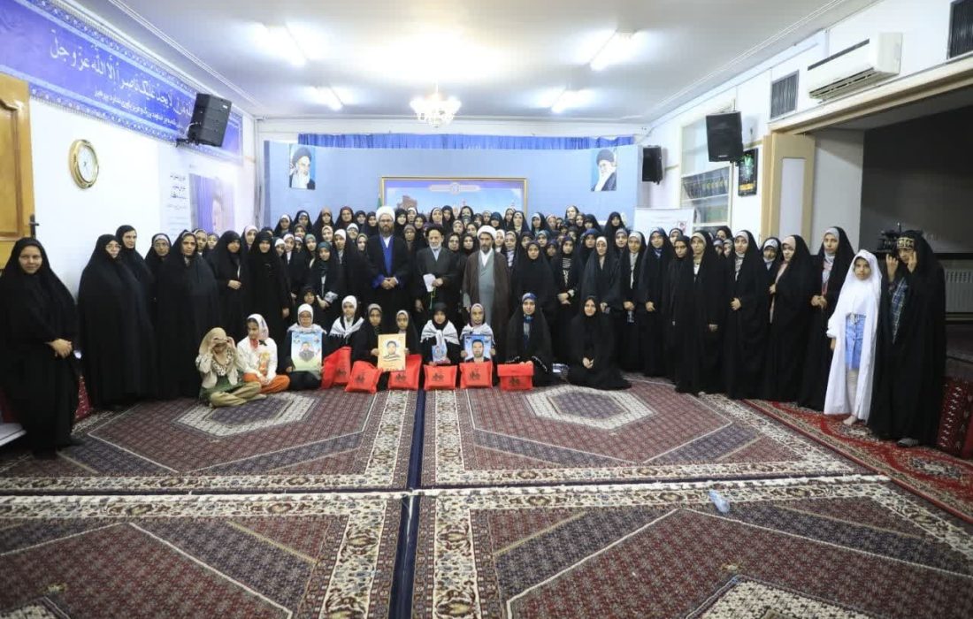 تجلیل نماینده ولی فقیه در خراسان جنوبی از جمعی از دختران